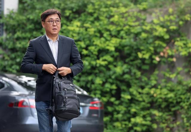 최휘영 문화체육관광부 장관 후보자가 지난 14일 서울 종로구 국립현대미술관 서울관에 마련된 인사청문회 준비 사무실로 첫 출근하고 있다. 문화체육관광부 제공