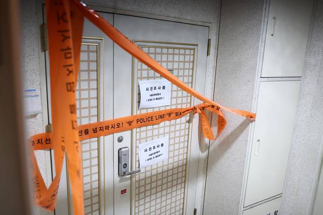 지난 21일 인천에서 사제 총기를 발사해 가족을 숨지게 한 피의자의 주거지에 폴리스 라인이 설치돼 있다. 경찰특공대가 피의자의 서울 도봉구 쌍문동 주거지에서 신나와 타이머 등 사제 폭발물을 발견해 제거했다. 연합뉴스