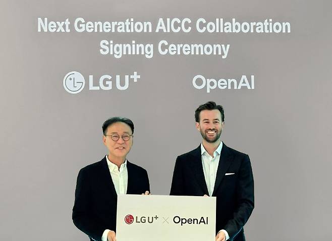 오픈AI 싱가포르 오피스에서 열린 협약식에 안형균 LG유플러스 기업AI사업그룹장(왼쪽)과 앤디 브라운 오픈AI 아시아태평양 지역 비즈니스 총괄이 참석해 기념촬영을 하는 모습. LG유플러스 제공