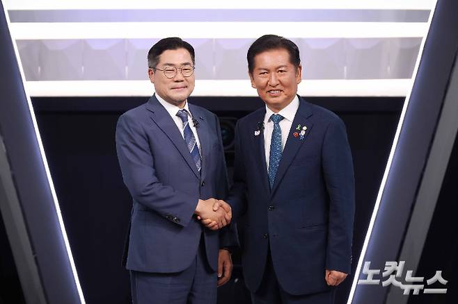 박찬대, 정청래 더불어민주당 당대표 후보가 27일 오후 서울 여의도 KBS 신관 공개홀에서 TV토론회 시작 전 악수를 하며 포즈를 취하고 있다. 국회사진기자단