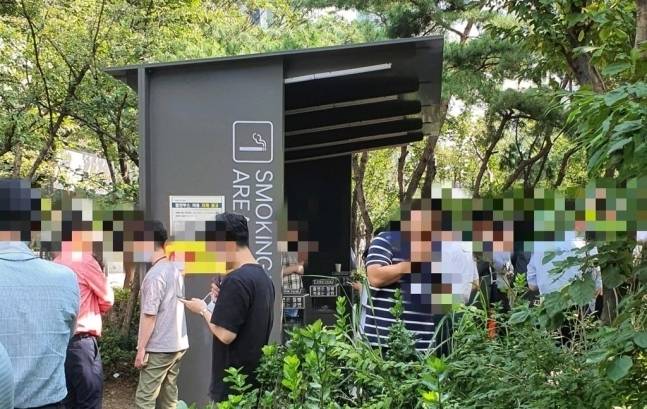 실외 흡연장에 모여 담배를 피우고 있는 직장인들의 모습. 연합뉴스