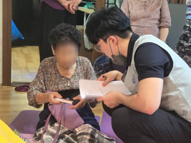 대한전공의협의회 부산·울산·경남 지역협의회에서 파견된 전공의(오른쪽)과 수재민의 건강 상태를 살피고 있다. 사진 제공=대한전공의협의회