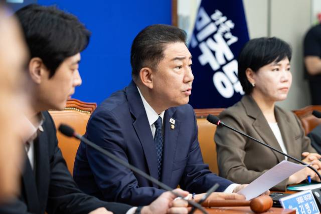 김병기 더불어민주당 당대표 직무대행 겸 원내대표가 28일 서울 여의도 국회에서 열린 최고위원회의에서 모두 발언을 하고 있다. 뉴스1