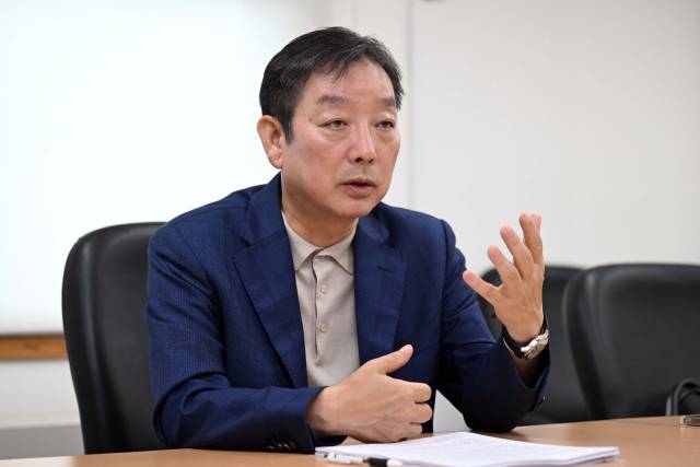 박종배 건국대 전기전자공학부 교수가 28일 서울경제신문과의 인터뷰에서 “에너지 유연성 확보를 위해서는 원전, 태양광, 풍력, 수소, 탄소 포집 등 다양한 에너지원을 유연하게 조합해야 한다”고 강조하고 있다. 조태형 기자