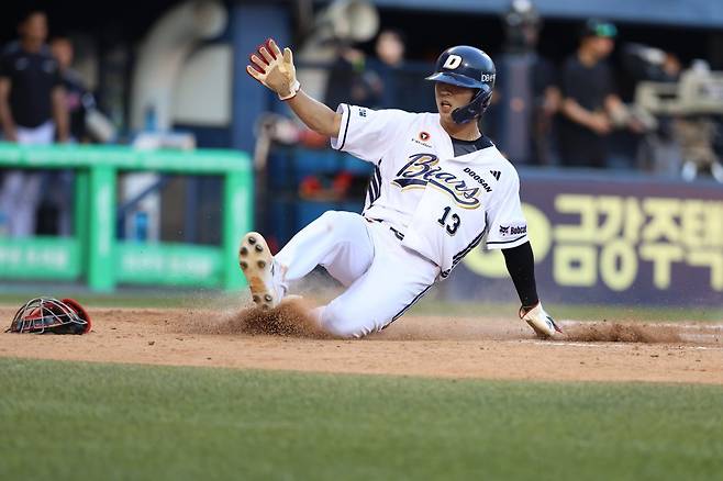 두산 이유찬이 27일 잠실구장에서 열린 LG전 3회말 2사 1·2루 찬스에서 제이크 케이브의 2타점 적시 2루타 때 홈을 파고들며 득점에 성공하고 있다. 이유찬은 이날 5타수 3안타 2타점 2득점 맹활약을 펼치며 팀의 9-6 승리를 이끌었다. 사진제공|두산 베어스