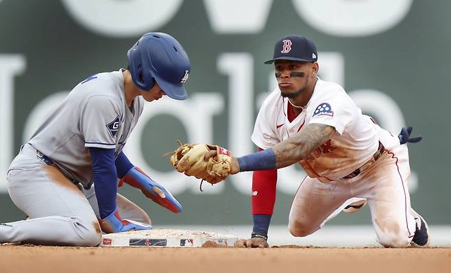 다저스 김혜성(왼쪽)은 28일(한국시간) 펜웨이파크에서 열린 ‘2025 MLB’ 보스턴전에서 8회초 대주자로 교체 출전해 주루사를 당했다. 그는 최근 왼쪽 어깨 부상으로 타격에 부침을 겪고 있다. 애틀랜타(미 조지아주)|AP뉴시스