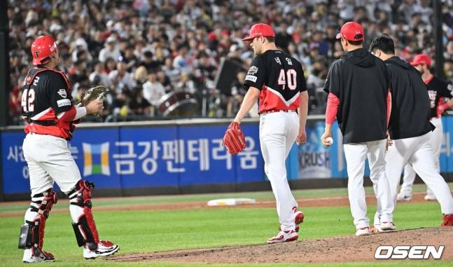 KIA 타이거즈 네일(왼쪽에서 두 번째)이 27일 사직 롯데전에서 7회 교체되고 있다.