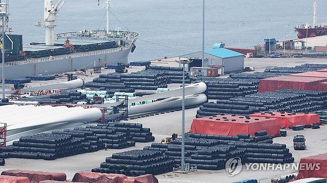 평택항에 쌓여 있는 철강 제품 (평택=연합뉴스) 홍기원 기자 = 도널드 트럼프 미국 대통령이 한국시간으로 8일 새벽 1시부터 무역 상대국들에 소위 '상호관세'의 세율이 적힌 서한을 순차적으로 보내겠다고 밝혔다. 사진은 7일 경기도 평택항에 철강 제품이 쌓여 있는 모습. 2025.7.7 xanadu@yna.co.kr