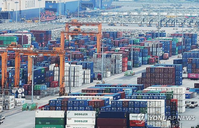 미국 관세 영향 시작 (평택=연합뉴스) 홍기원 기자 = 한국은행이 4일 발표한 국제수지 잠정 통계에 따르면 5월 경상수지는 101억4천만달러(약 13조8천300억원) 흑자로 집계됐다.
하지만 철강·자동차 등을 중심으로 수출이 넉 달 만에 감소하는 등 점차 미국 관세 정책의 영향이 나타나고 있다.
사진은 4일 경기도 평택항에 컨테이너가 쌓여 있는 모습. 2025.7.4 xanadu@yna.co.kr