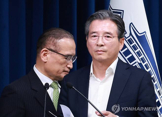 한미 통상 협의는? (서울=연합뉴스) 홍해인 기자 = 김용범 대통령실 정책실장(오른쪽)이 25일 서울 용산 대통령실 청사에서 강훈식 대통령비서실장 주재로 열린 통상대책회의 관련 브리핑에 대한 취재진의 질문에 답하기 위해 위성락 국가안보실장과 마이크 앞 자리를 바꾸고 있다. 2025.7.25 hihong@yna.co.kr