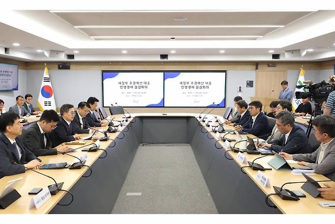 지난 10일 오전 김동연 경기도지사가 경기도청 서희홀에서 행정1.2부지사와 소관 실.국장이 참석한 가운데 정부 추경 관련 도 추진상황 점검 회의를 하고있다. 사진=경기도