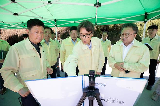 금한승 환경부 차관이 29일 전남 담양군 수해 폐기물 임시적환장을 찾아 수해 재난 폐기물의 수거·운반·처리 현황을 점검하고 있다. /연합뉴스