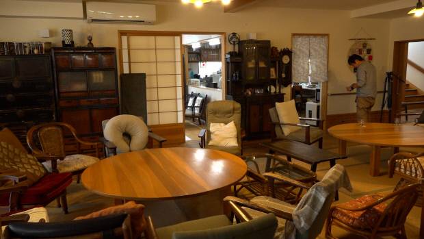 1층 거실에는 병상이나 안전바 대신 오래된 나무 의자와 소파, 손때 묻은 가구들로 채워져 있다.