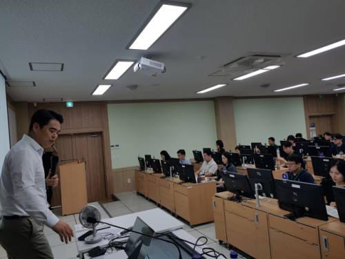 ◇강원특별자치도 공무원교육원은 28일 제2정보화교육장에서 ‘챗GPT 실무활용 3기 교육과정’을 개강하고, 31명의 시·군 공무원들을 대상으로 이틀간의 교육에 들어갔다.