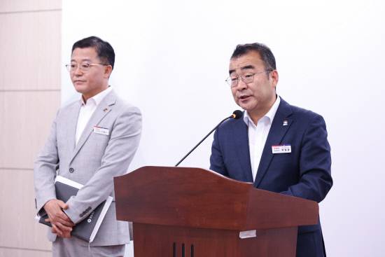 박일동 경남도 문화체육국장이 브리핑을 하고 있다.사진=경남도