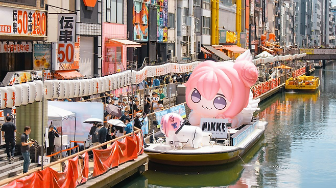 일본 오사카 도톤보리에서는 게임 속 캐릭터로 변신한 코스튬 플레이어가 함께했다.(제공=레벨 인피니트).