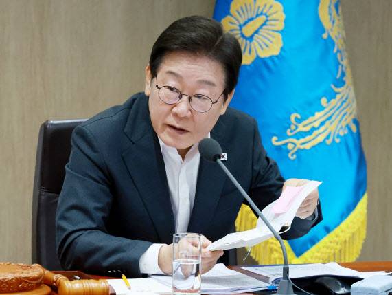 이재명 대통령이 29일 서울 용산 대통령실 청사에서 열린 국무회의에서 중대재해 근절대책 토론을 하고 있다.(사진=연합뉴스)