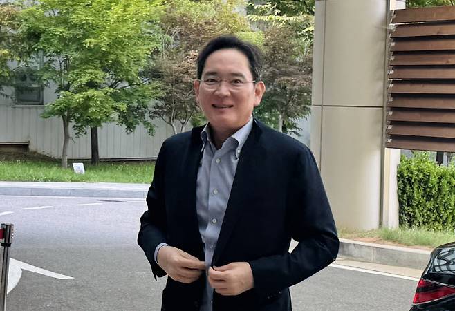 이재용 삼성전자 회장이 29일 서울 강서구 서울김포비즈니스항공센터(SGBAC)를 통해 미국 워싱턴DC로 출국하고 있다. (사진=연합뉴스)