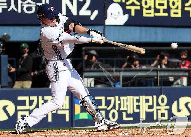 20일 오후 서울 송파구 잠실야구장에서 열린 '2025 신한 SOL뱅크 KBO 리그' 기아 타이거즈와 두산 베어스의 경기에서 6회말 두산 공격 무사 1루 상황, 양석환이 2루타를 치고 있다. 2025.4.20/뉴스1 ⓒ News1 김명섭 기자