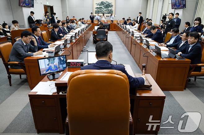 김병기 국회 운영위원장이 10일 서울 여의도 국회에서 열린 제427회 국회(임시회) 제1차 전체회의에서 의사봉을 두드리고 있다. 2025.7.10/뉴스1 ⓒ News1 유승관 기자