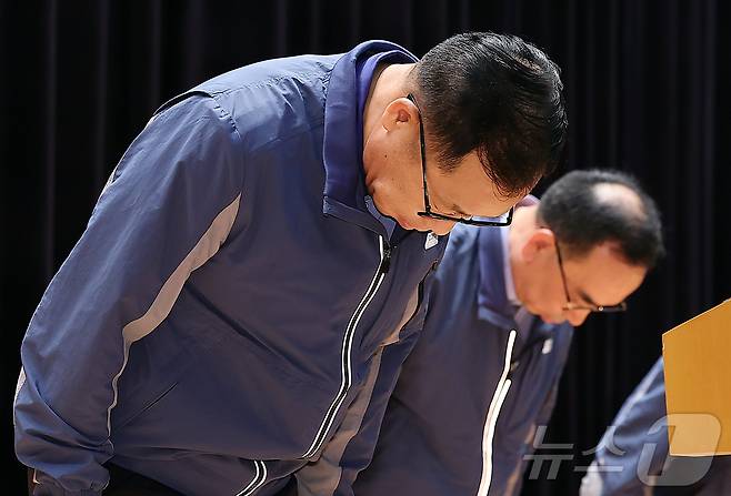 정희민 포스코이앤씨 대표이사가 29일 오후 인천 연수구 포스코이앤씨 송도사옥에서 고속국도 공사 현장 사망사고와 관련해 사과문을 발표 후 고개 숙여 인사하고 있다. 2025.7.29/뉴스1 ⓒ News1 김진환 기자