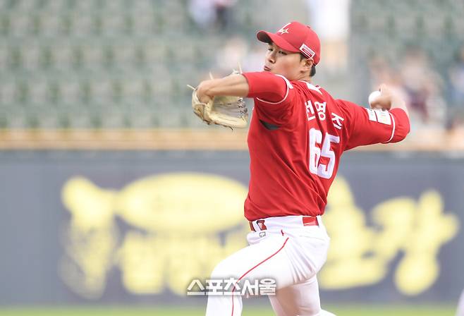 SSG 선발투수 전영준이 12일 서울 잠실구장에서 열린 2025 KBO리그 LG와 경기에서 역투하고 있다. 잠실 | 최승섭기자 thunder@sportsseoul.com