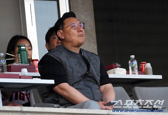 5일 잠실구장에서 열린 두산 베어스와 KIA 타이거즈의 경기. 심재학 단장이 경기장을 찾아 KIA 선수단을 응원하고 있다. 잠실=박재만 기자 pjm@sportschosun.com/2025.06.05/