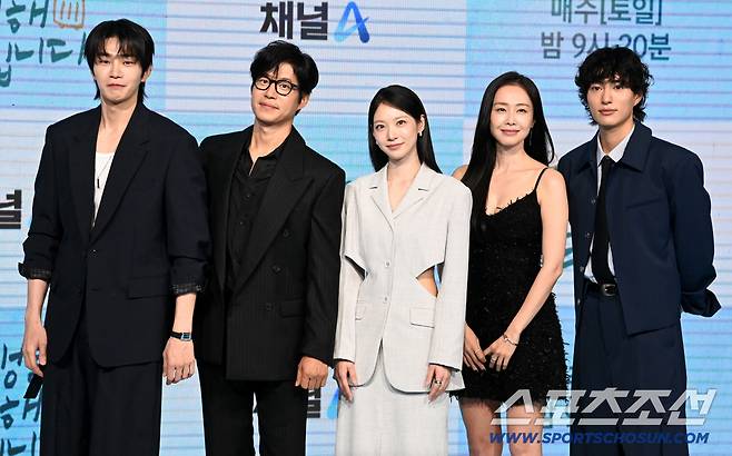 29일 서울 상암동 쇼킹케이팝센터에서 열린 채널A 토일드라마 '여행을 대신해 드립니다'의 제작발표회, 왼쪽부터 김재영, 유준상, 공승연, 홍수현, 오현중이 포토타임을 갖고 있다. 허상욱 기자wook@sportschosun.com/2025.07.29/