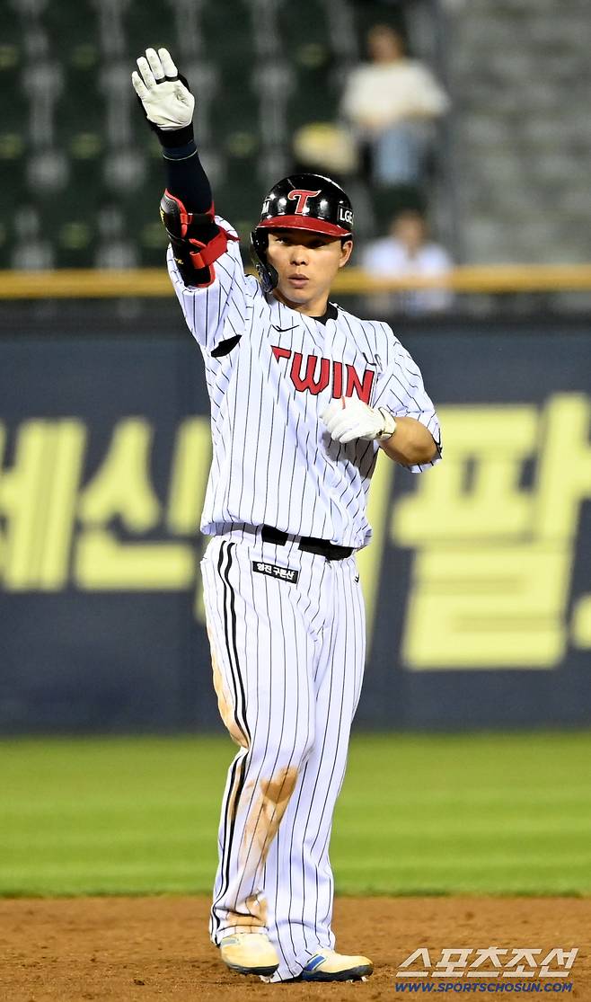 29일 잠실야구장에서 열린 KT와 LG의 경기, 5회말 1사 2루 문성주가 1타점 2루타를 치고 기뻐하고 있다. 잠실=허상욱 기자wook@sportschosun.com/2025.07.29/