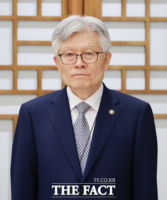 최동석 인사혁신처장이 23일 용산 대통령실에서 열린 임명장 및 위촉장 수여식에 참석하고 있다. /뉴시스