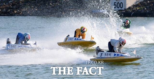 미사경정장에서 선수들이 턴마크 선회 이후 직선 주로 경합을 시작하고 있다./국민체육진흥공단