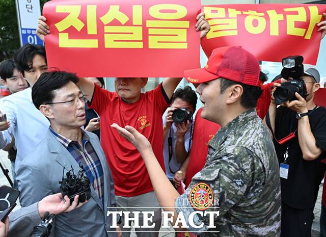 임성근 전 해병대 1사단장(왼쪽)이 29일 오전 서울 서초구 순직해병 특검 사무실에 자진 출석해 입장을 밝히는 도중 해병대 예비역연대 전우들의 "진실을 밝히라"는 항의를 받고 있다. /이새롬 기자