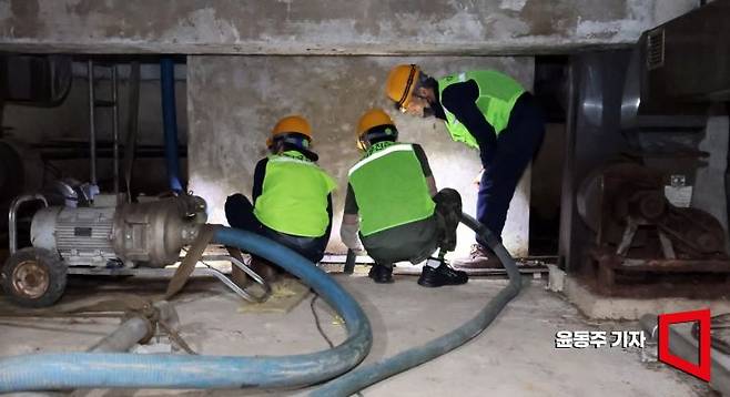 본지 기자(가운데)가 서울 중구의 한 아파트에서 분뇨 정화조 청소를 체험하고 있다. 윤동주 기자