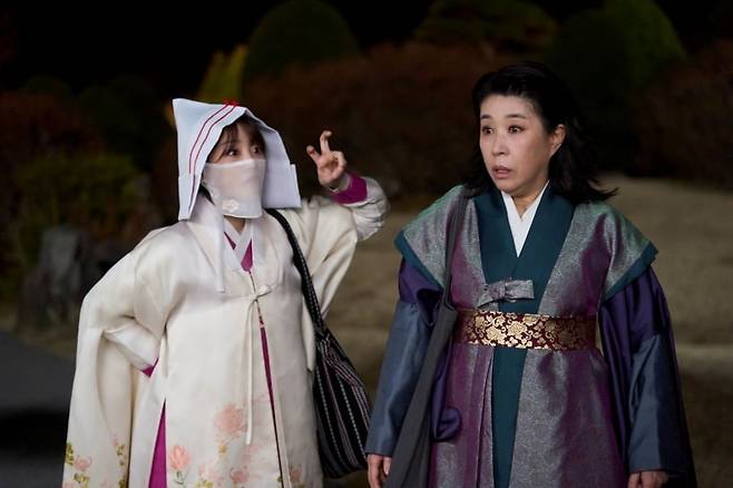 Actress Kim Mi-kyung (right) plays Seong-ah’s mentor and senior shaman who guided her through becoming a shaman in "Head Over Heels." /tvN