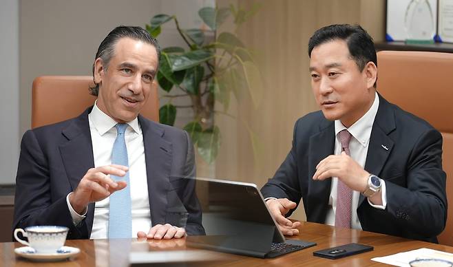 29일 서울 여의도 한국투자증권 본사에서 김성환 사장(우측)과 뮤지니치앤코(Muzinich & Co)의 저스틴 뮤지니치 사장이 대화하고 있다. /한국투자증권 제공