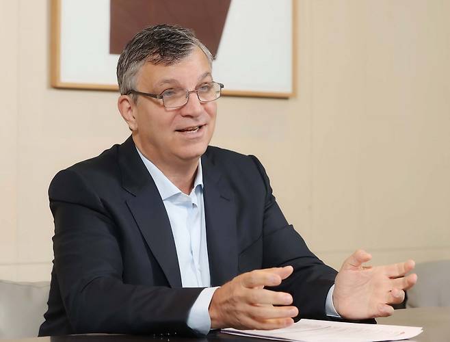 존 오일러(John V. Oyler) 비원메디슨(BeOne Medicines) 회장(Chairman & CEO)이 지난 18일 서울 강남구 그랜드 인터컨티넨탈 서울 파르나스에서 조선비즈와 만나 “암과의 싸움은 국경이 없는 글로벌 과제"라며 "비원메디슨은 전 세계 유능한 인재와 함께 암 치료의 혁신을 이어갈 것”이라고 말했다. 그는 한국, 일본, 중국을 순차적으로 방문했다. /비원메디슨코리아