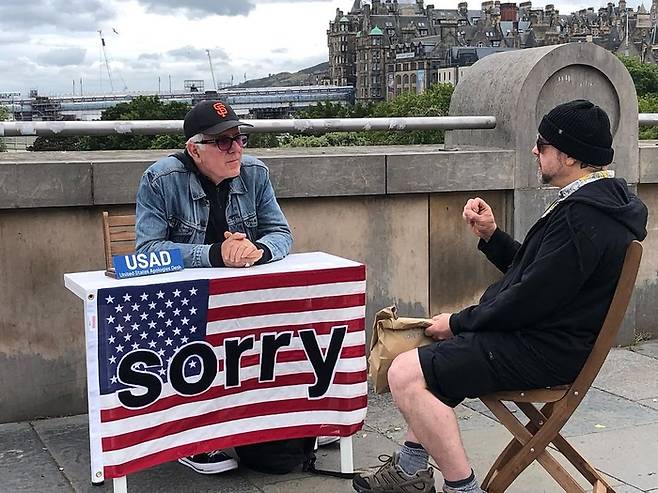 미국 출신 미디어 아티스트 조셉 드라페가 영국 스코틀랜드에서 '사과 데스크'를 운영하고 있다. 사진=인스타그램(josephdelappe) 캡처