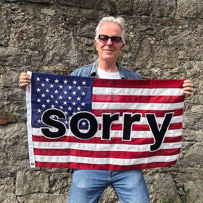 미국 출신 미디어 아티스트 조셉 드라페가 스코틀랜드에서 '사과 데스크'를 운영하고 있다. 사진=인스타그램(josephdelappe) 캡처