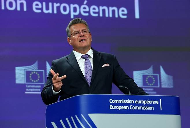 마로시 셰프초비치 유럽연합(EU) 통상담당 집행위원이 28일(현지시간) 벨기에 브뤼셀 EU 집행위원회에서 미국과 EU간 무역합의에 관해 기자회견을 하고 있다. 로이터 연합