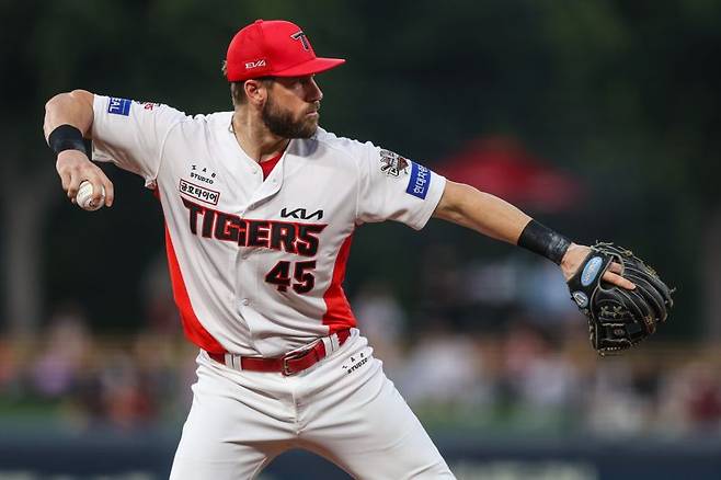 수비 실수로 조기 교체된 패트릭 위즈덤.KIA 타이거즈 제공