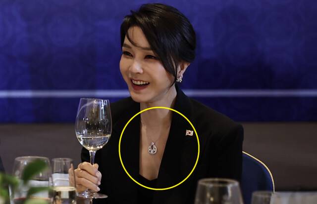 윤석열 전 대통령의 부인 김건희 여사가 2022년 6월29일(현지시각) 스페인 마드리드 한 호텔에서 열린 스페인 동포 만찬간담회에 참석해 대화를 나누고 있다. 대통령실 제공