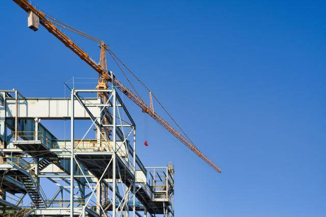 고용노동부는 대형 건설사 포스코이앤씨가 시공하는 모든 작업현장을 근로감독한다고 29일 밝혔다. 포스코이앤씨에서는 올해만 4명의 노동자가 산재로 사망했다. 사진은 기사와 직접 연관이 없음. 게티이미지뱅크