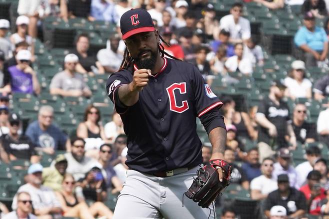 <yonhap photo-3639=""> Jul 13, 2025; Chicago, Illinois, USA; Cleveland Guardians pitcher Emmanuel Clase (48) celebrates after getting the final out against the Chicago White Sox during the tenth inning at Rate Field. Mandatory Credit: David Banks-Imagn Images/2025-07-14 07:20:24/ <저작권자 ⓒ 1980-2025 ㈜연합뉴스. 무단 전재 재배포 금지, AI 학습 및 활용 금지></yonhap>