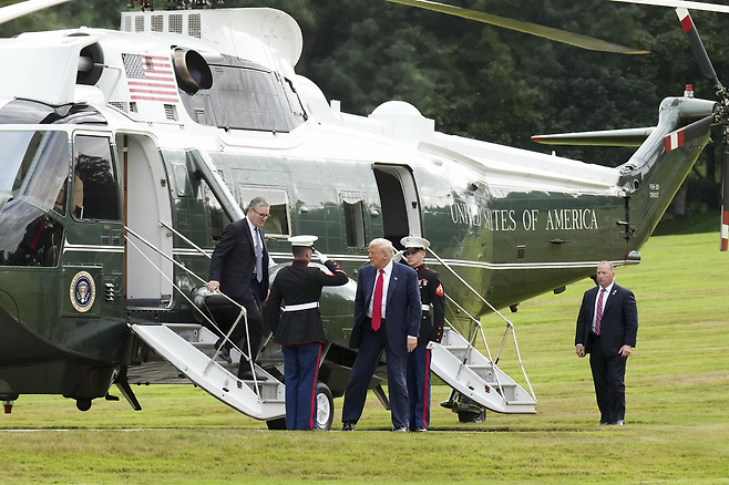 도널드 트럼프 미국 대통령과 키어 스타머 영국 총리가 28일(현지시간) 스코틀랜드 애버딘 근처의 트럼프 골프리조트에 도착하고 있다. AP연합뉴스