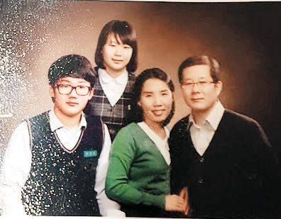 고정희(오른쪽 두 번째) 선교사 부부가 2011년 자녀들과 함께 찍은 가족 사진. 고 선교사 제공