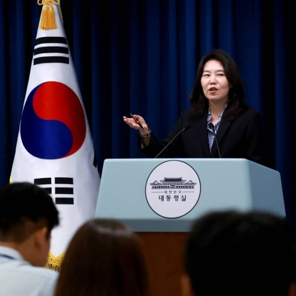 강유정 대통령실 대변인이 27일 서울 용산 대통령실 청사에서 현안 브리핑을 마친 뒤 취재진 질문에 답하고 있다. 연합뉴스