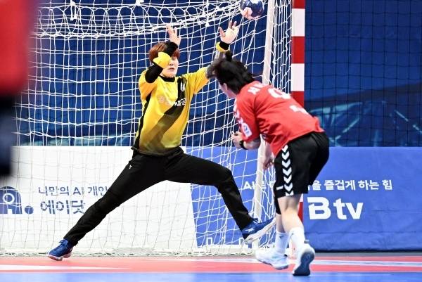 사진 7미터 드로를 던지는 광주도시공사 서아루와 막고 있는 경남개발공사 오사라 골키퍼, 사진 제공=한국핸드볼연맹