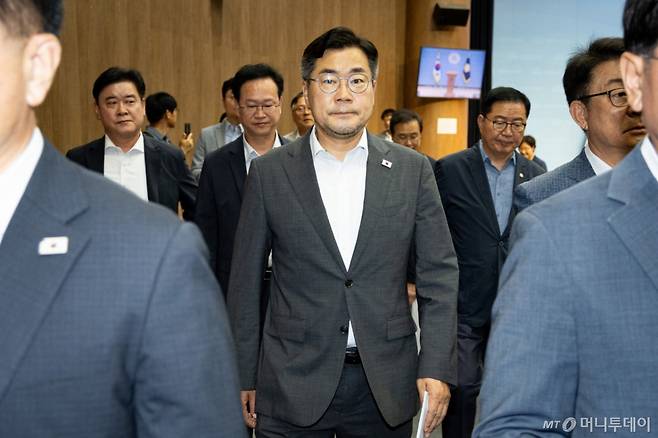 (서울=뉴스1) 유승관 기자 = 박찬대 더불어민주당 당대표 후보가 29일 서울 여의도 국회 소통관에서 국민의힘 권영세, 이양수, 권성동 의원 고발 기자회견을 마친 후 기자회견장을 나서고 있다. 2025.7.29/뉴스1 Copyright (C) 뉴스1. All rights reserved. 무단 전재 및 재배포, AI학습 이용 금지. /사진=(서울=뉴스1) 유승관 기자