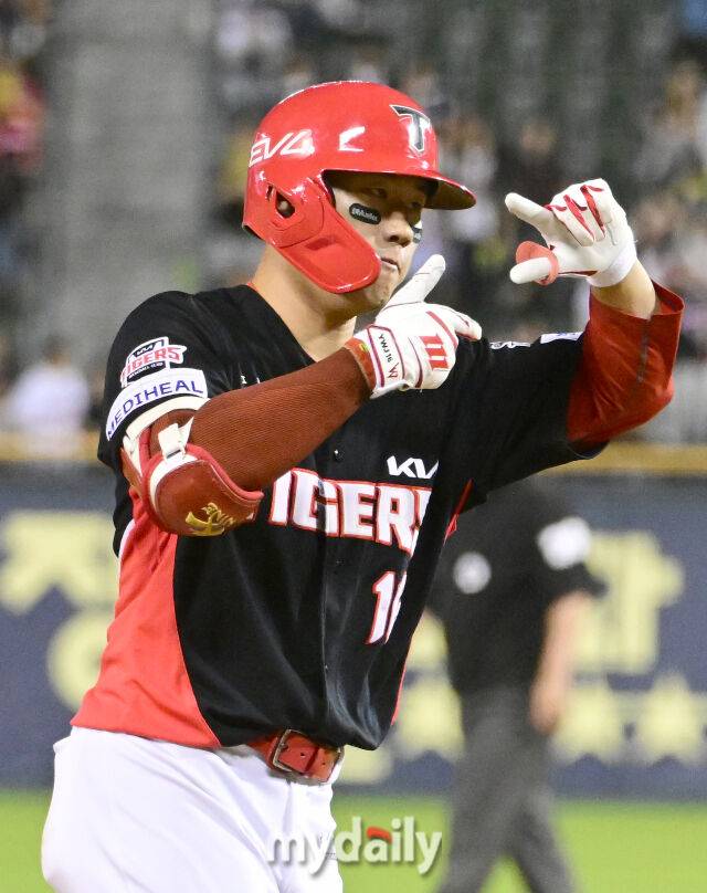2025년 6월 4일 오후 서울 잠실구장에서 진행된 '2025 신한 SOL뱅크 KBO 리그' KIA 타이거즈와 두산 베어스의 경기.KIA 최원준이 9회초 무사 1루서 2점 홈런을 친 뒤 기뻐하고 있다./마이데일리
