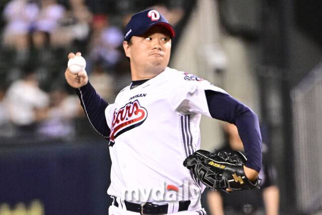 2일 서울 잠실야구장에서 열린 '2025 신한 SOL BANK KBO리그' 삼성 라이온즈와 두산 베어스 경기. 두산 이영하가 6회초 1사 1루에 선발 콜어빈과 교체 후 힘차게 투구하고 있다.